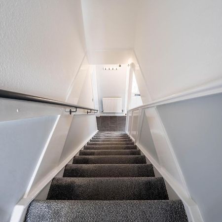 Gatwick Place - 4 Bed 2 Bath Self Contained House With Private Garden Horley Exterior photo