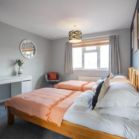 Gatwick Place - 4 Bed 2 Bath Self Contained House With Private Garden Horley Exterior photo