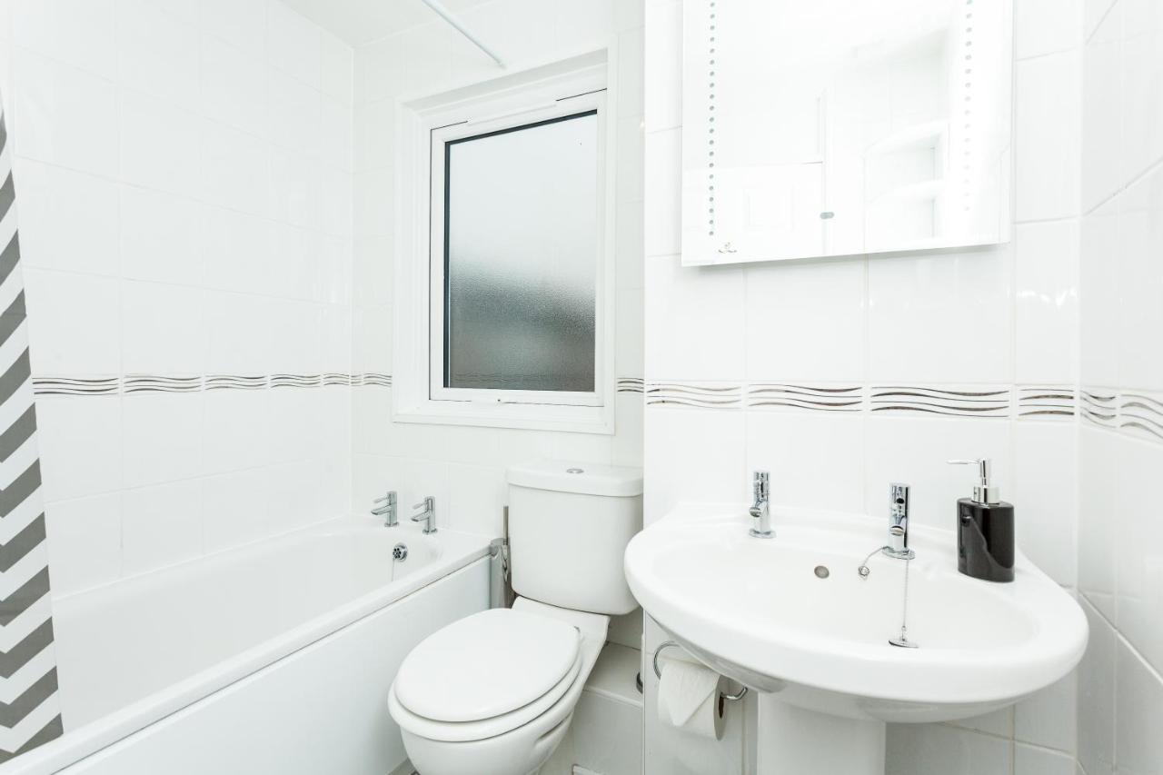 Gatwick Place - 4 Bed 2 Bath Self Contained House With Private Garden Horley Exterior photo