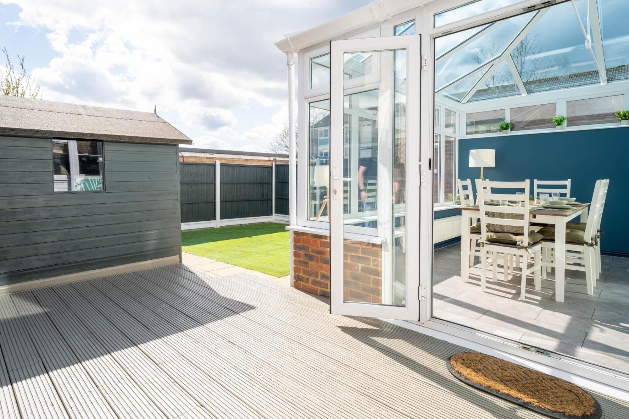 Gatwick Place - 4 Bed 2 Bath Self Contained House With Private Garden Horley Exterior photo