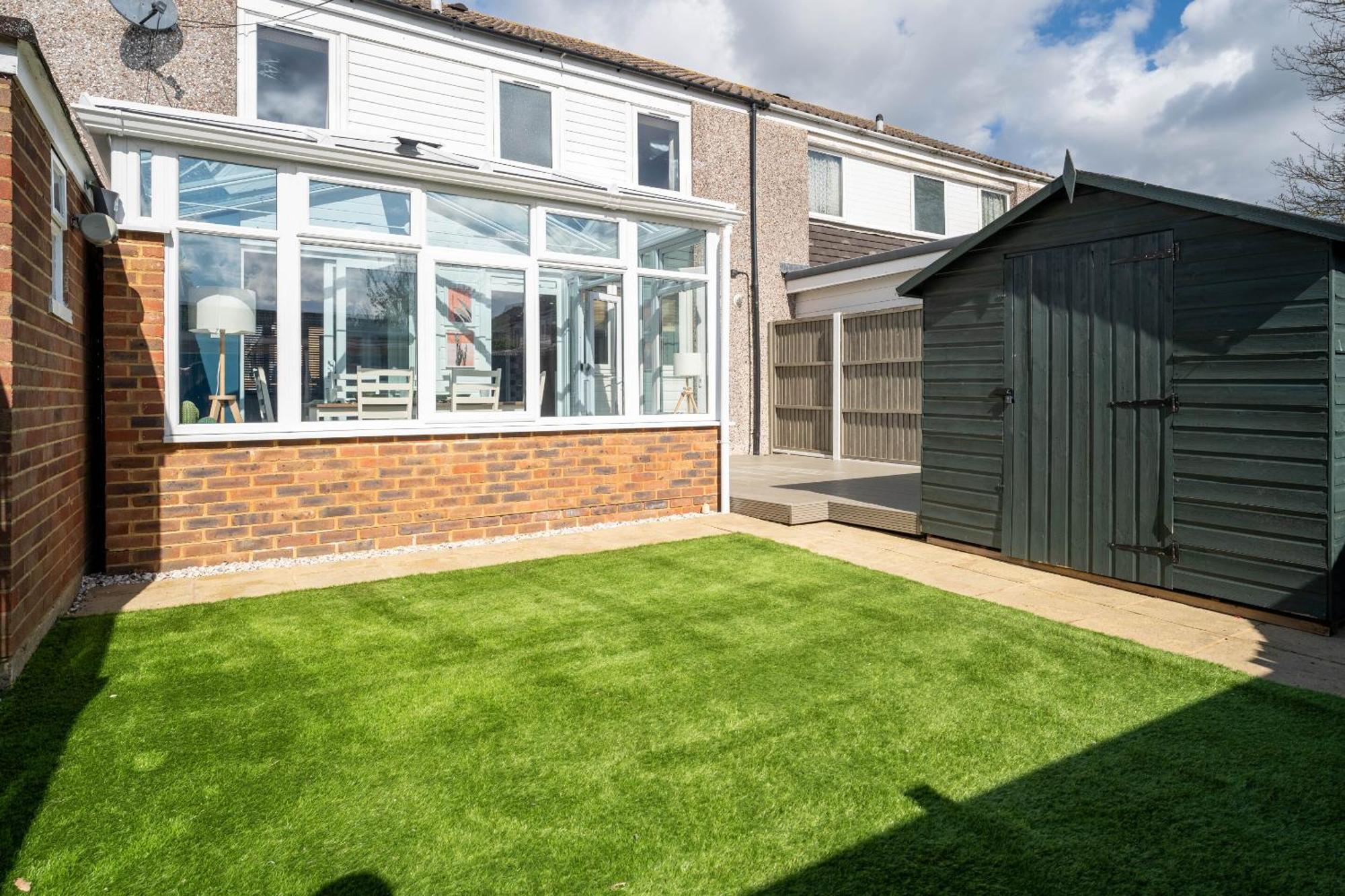 Gatwick Place - 4 Bed 2 Bath Self Contained House With Private Garden Horley Exterior photo