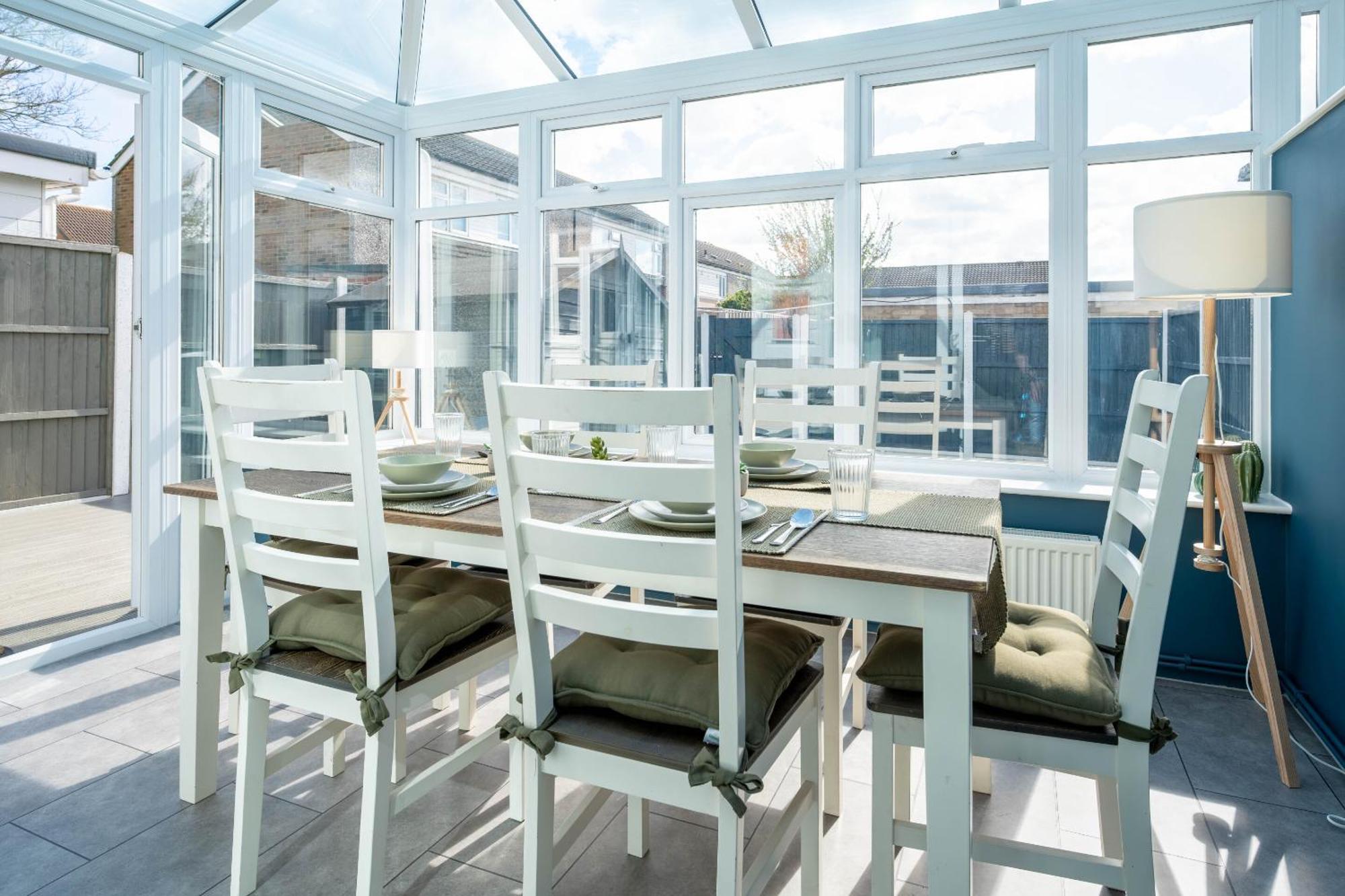 Gatwick Place - 4 Bed 2 Bath Self Contained House With Private Garden Horley Exterior photo