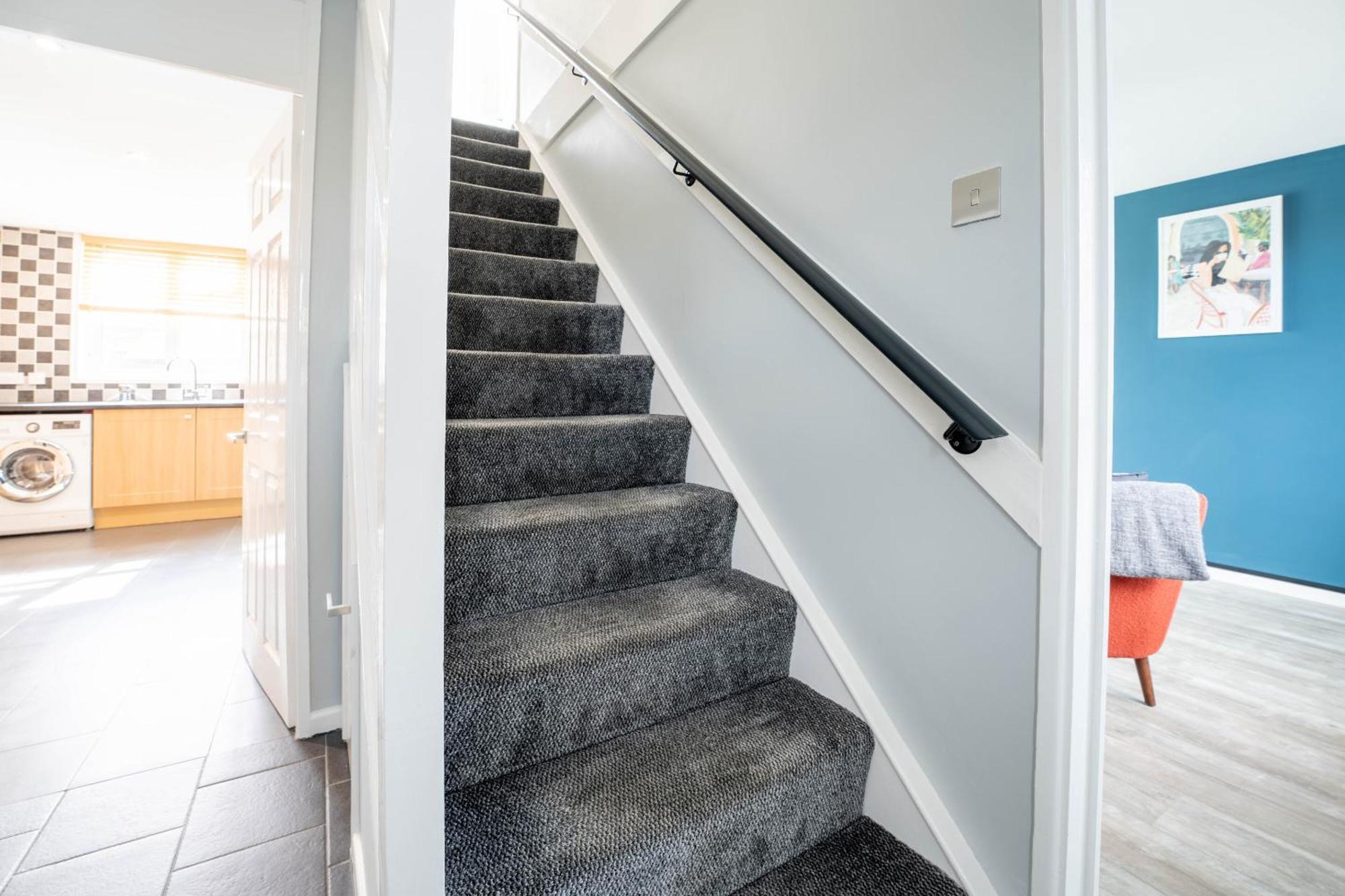 Gatwick Place - 4 Bed 2 Bath Self Contained House With Private Garden Horley Exterior photo